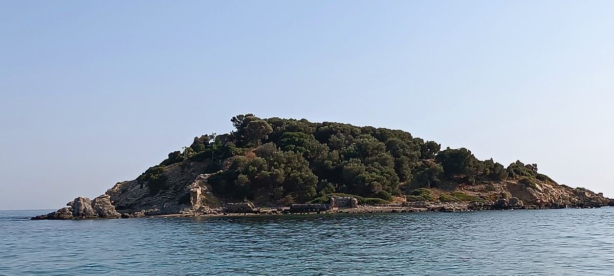 Bozyazı açıklarında ağaçlıklı Nagidos Adası