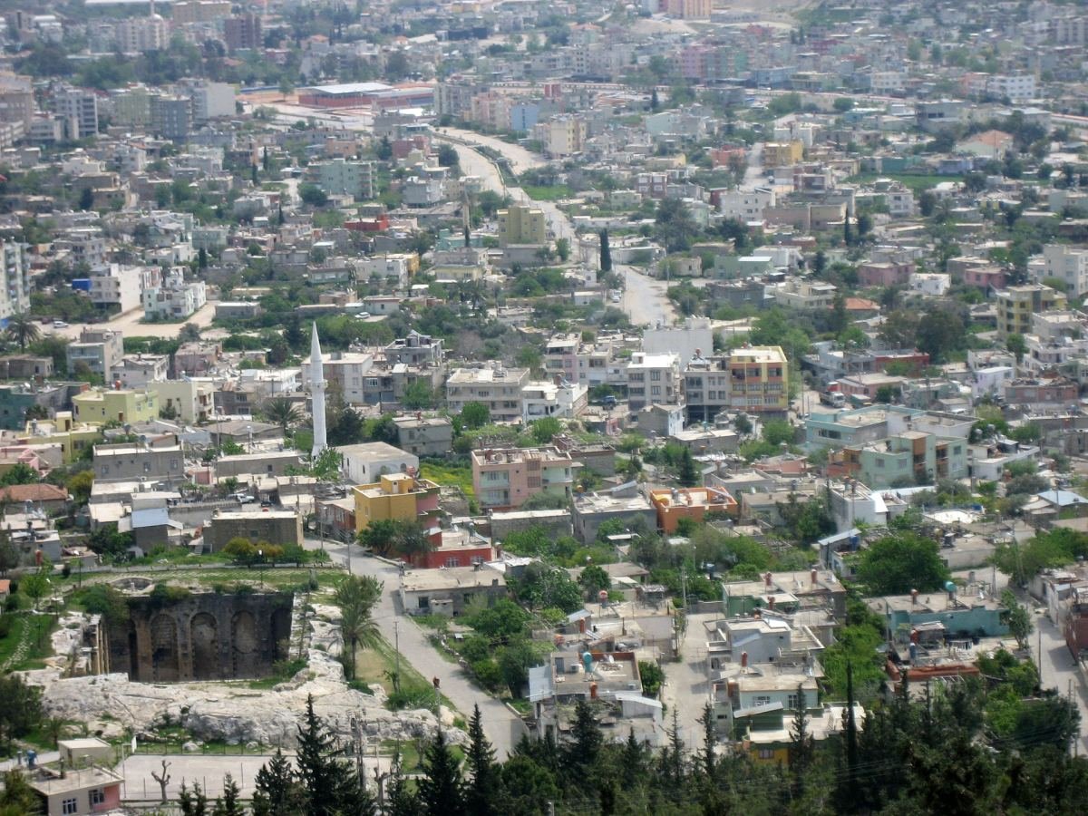 Silifke şehrinin yukarıdan görünümü; sol altta antik bir yapının kalıntıları