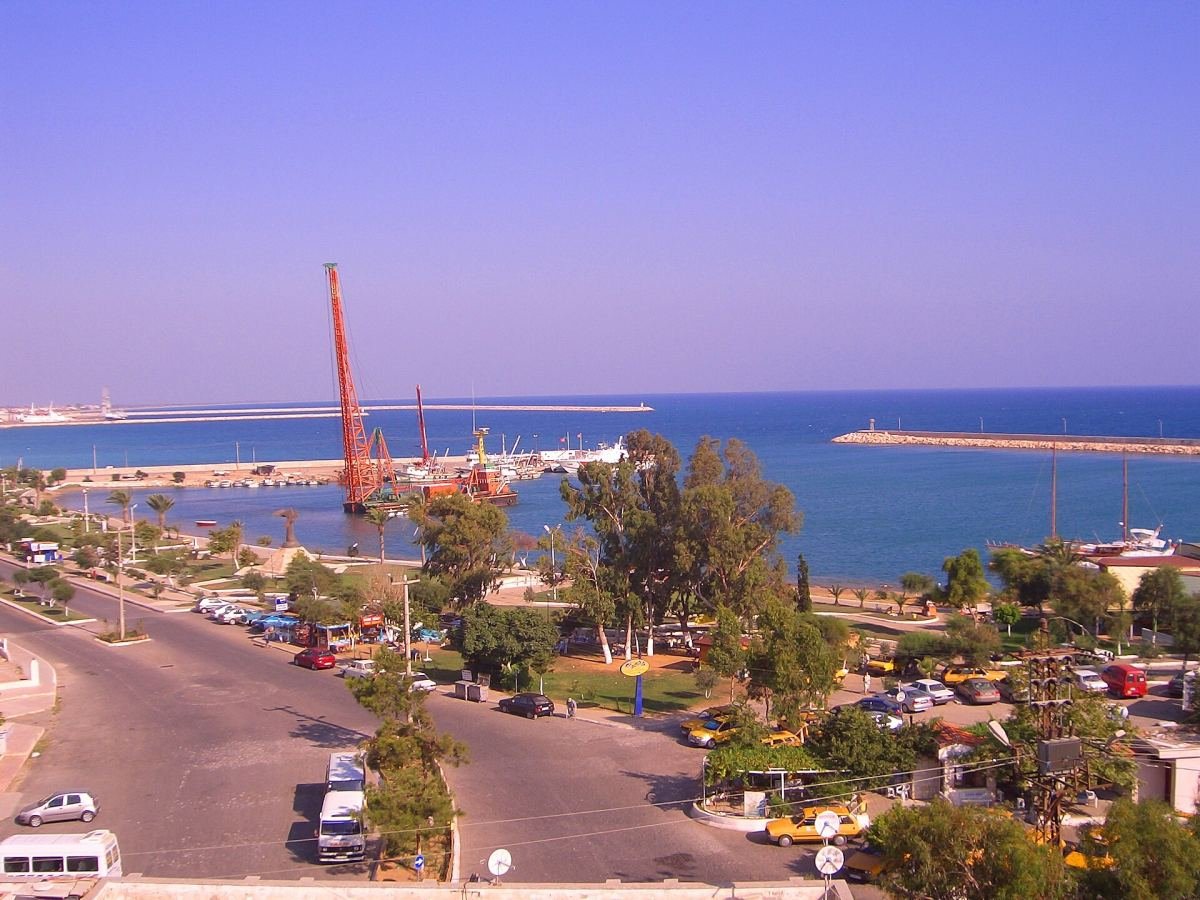 Taşucu limanı ve liman çevresi, arkada dalgakıran ve açık deniz