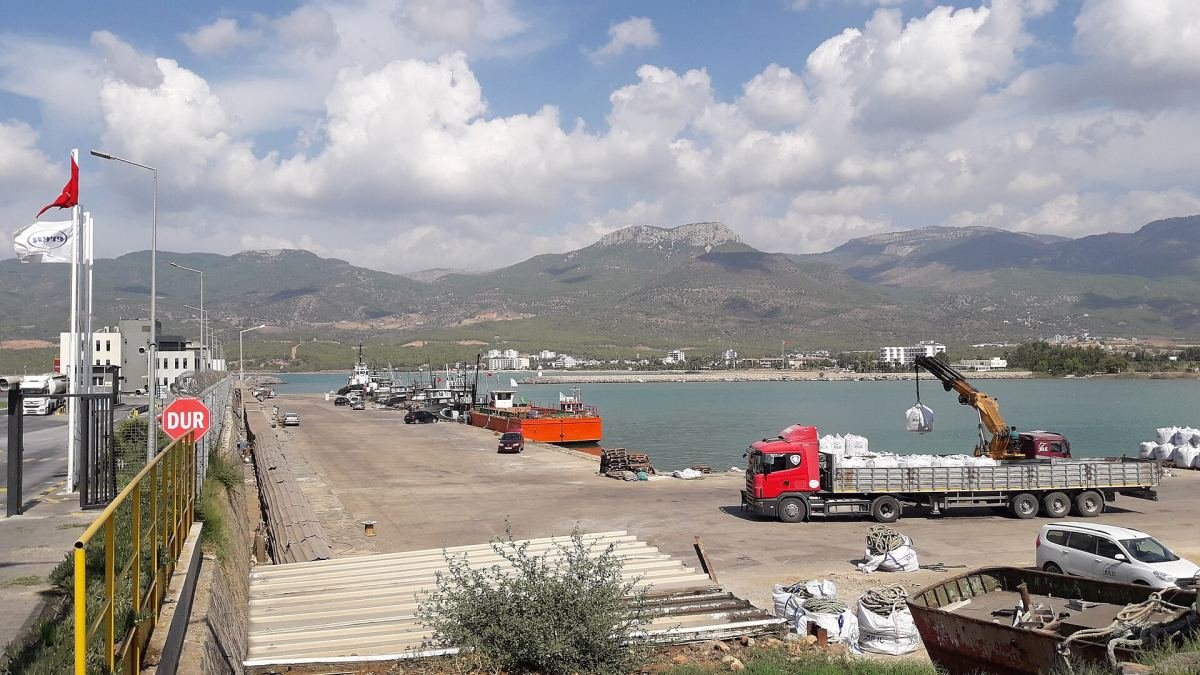 Лодки и кран в гавани Ешиловаджик, на заднем плане горы Тавр