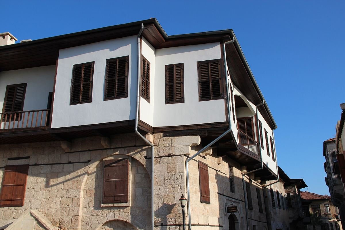 Tarsus eski kentinde taş temelli, ahşap cumbalı restore edilmiş geleneksel bir ev