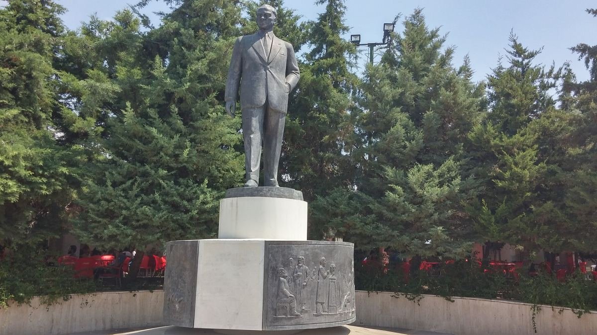 Mersin Üniversitesi Çiftlikköy Kampüsü'ndeki Cumhuriyet Alanı'nda Atatürk heykeli